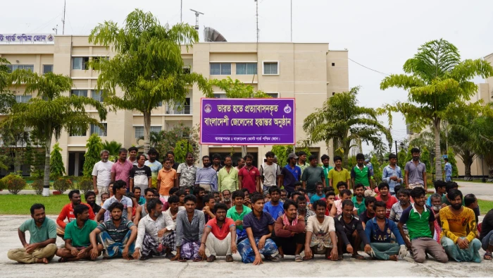 ভারত থেকে ফিরলেন ৯১ বাংলাদেশি জেলে চারটি মাছ ধরার ট্রলারসহ মোংলায় পরিবারের কাছে হস্তান্তর